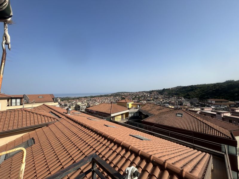 Aci Catena - Mansarda recente costruzione con spazio esterno