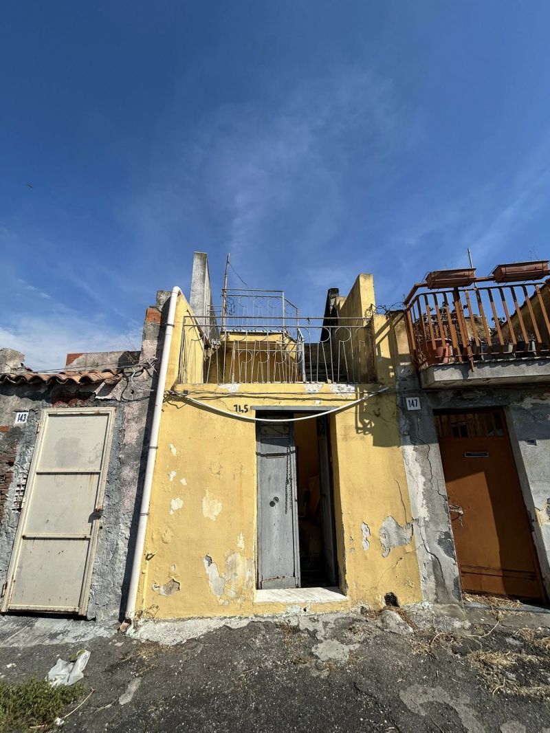 Casa Singola Aci Platani con 211 mq di giardino edificabile