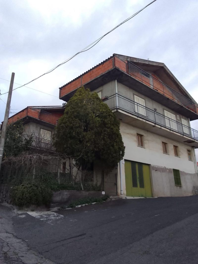 Casa indipendente due abitazioni più mansarda 