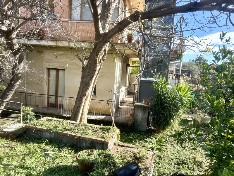 Piano D�€�Api appartamento  semi singola con garage e giardino di 400 metri circa. Da ristrutturare