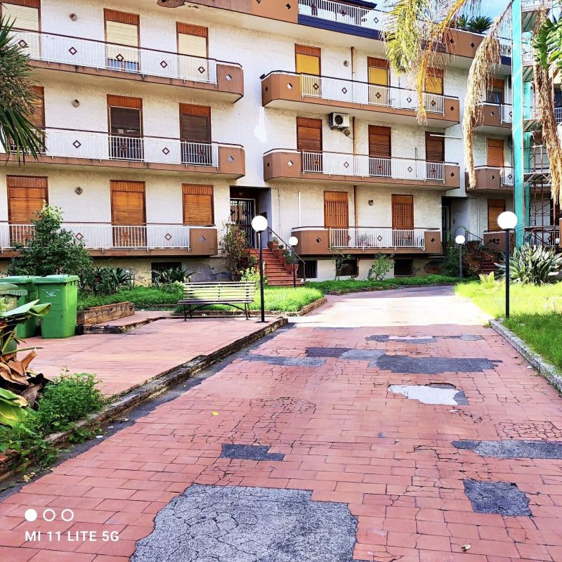 ACI CATENA 3 VANI + SERVIZI + GARAGE 