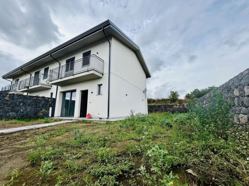 VILLA ANGOLARE DI NUOVA...